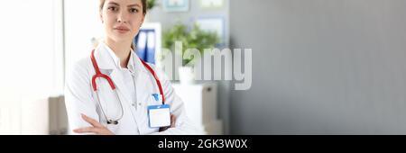 Ritratto della dottoressa in camice bianco in ufficio medico Foto Stock