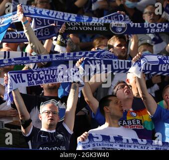 Città di Bochum, Germania. 12 settembre 2021. Primo: 12.09.2021, Fuvuball, 1° Bundesliga, stagione 2021/2022, VFL Bochum - Hertha BSC Berlin 1: 3 Fans Bochum, sciarpe Credit: dpa/Alamy Live News Foto Stock