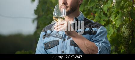 sommelier di croppa. vino di bevanda dell'agricoltore. grazie. vinedresser bere. maschio vigneto proprietario. Foto Stock