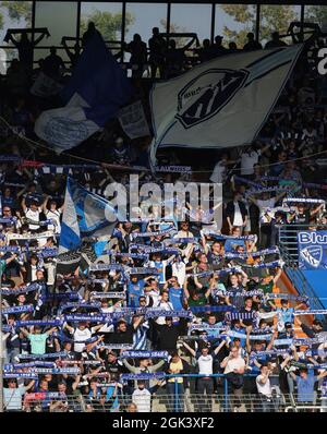 Città di Bochum, Germania. 12 settembre 2021. Primo: 12.09.2021, Fuvuball, 1° Bundesliga, stagione 2021/2022, VFL Bochum - Hertha BSC Berlin 1: 3 Fans Bochum, sciarpe Credit: dpa/Alamy Live News Foto Stock