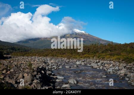 Monte Taranaki e fiume Stony, Taranaki, Isola del Nord, Nuova Zelanda Foto Stock