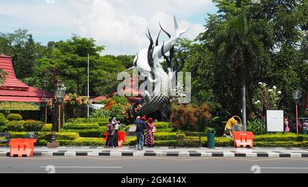 Surabaya, Indonesia - 20 aprile 2018. Sura e la statua del coccodrillo, il simbolo della città di Surabaya che si trova di fronte allo Zoo di Surabaya. Foto Stock