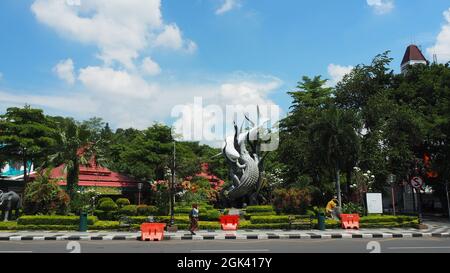 Surabaya, Indonesia - 20 aprile 2018. Sura e la statua del coccodrillo, il simbolo della città di Surabaya che si trova di fronte allo Zoo di Surabaya. Foto Stock