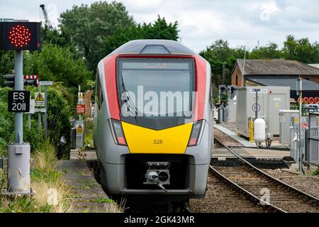 GreaterAnglia treno passeggeri che attraversa il livello di attraversamento Woodbridge Suffolk Inghilterra Foto Stock