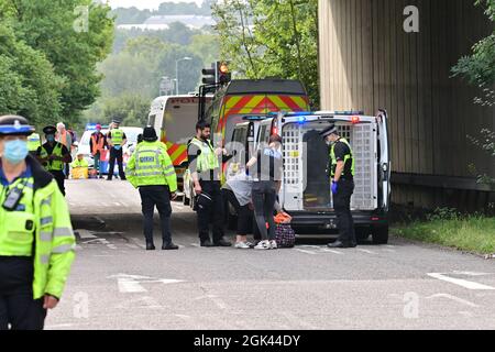 Insulate Britain il protester attivista sul clima ha arrestato Block A41 M25 J20 Roundabout in Hertfordshire tra Watford e Kings Langley con la polizia sul posto Foto Stock