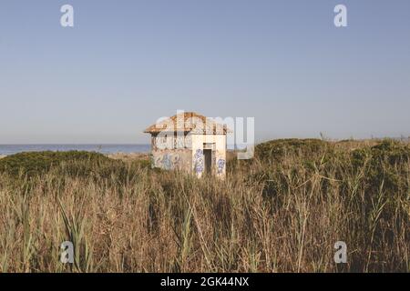 TARIFA, SPAGNA - ago 22, 2021: Il dettaglio di una capanna con graffiti sulla spiaggia di Atlanterra Foto Stock