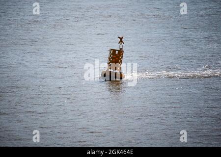 l'estuario del mersey presenta un marcatore speciale che mostra un forte movimento maremoto nel fiume mersey presso i moli di liverpool inghilterra regno unito Foto Stock