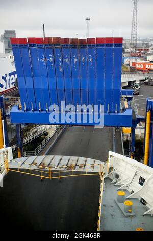 guardando attraverso la finestra sul traghetto in partenza dal porto di belfast stena line belfast liverpool ormeggia rampa Foto Stock