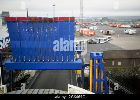 guardando attraverso la finestra sul traghetto in partenza dal porto di belfast stena line belfast liverpool ormeggia rampa Foto Stock