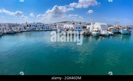 Villaggio di Naoussa con barche ormeggiate Foto Stock