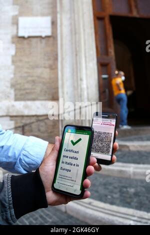 Roma, Italia. 13 settembre 2021. Controllo del green pass per insegnanti e genitori (non per studenti), con un'app per cellulare a Visconti Lyceum il primo giorno di scuola. In Italia la maggior parte delle scuole si è riaperta oggi per l'inizio dell'anno scolastico. Roma, 13 settembre 2021 Foto Samantha Zucchi Insidefoto Credit: Ininsidefoto srl/Alamy Live News Foto Stock