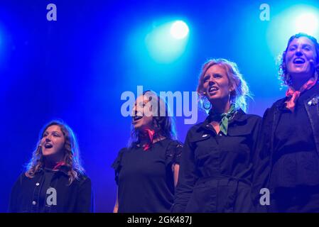 I membri di Femmes de la Mere cantano le loro tradizionali baraccatelle insieme ad alcuni materiali originali all'Eden Sessions'. La narrazione di Femmes de la Mere Foto Stock