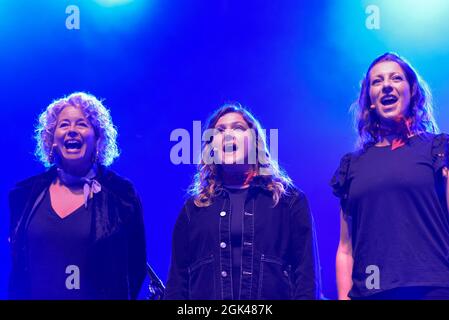 I membri di Femmes de la Mere cantano le loro tradizionali baraccatelle insieme ad alcuni materiali originali all'Eden Sessions'. La narrazione di Femmes de la Mere Foto Stock