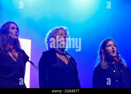 I membri di Femmes de la Mere cantano le loro tradizionali baraccatelle insieme ad alcuni materiali originali all'Eden Sessions'. Foto Stock