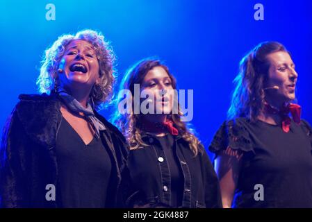 I membri di Femmes de la Mere cantano le loro tradizionali baraccatelle insieme ad alcuni materiali originali all'Eden Sessions'. Foto Stock