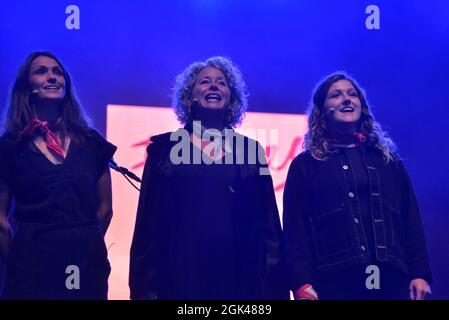 I membri di Femmes de la Mere cantano le loro tradizionali baraccatelle insieme ad alcuni materiali originali all'Eden Sessions'. Foto Stock