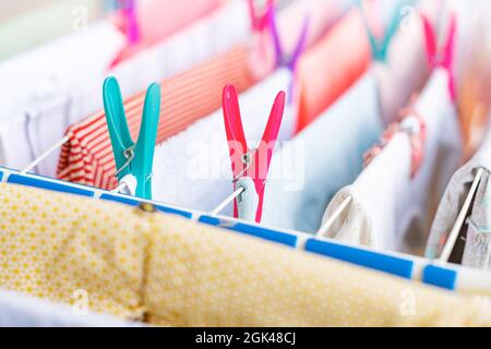 Diversi vestiti asciugano su asciugare. Foto Stock