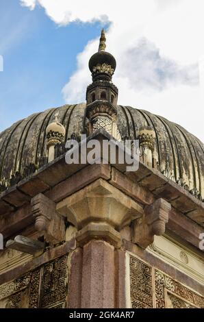 Antica architettura Islamica archi a punta sette tombe cupola e cielo blu Foto Stock