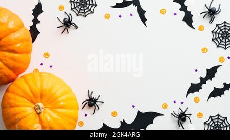 Felice Halloween sfondo con zucche, ragni, pipistrelli su bianco. Halloween banner mockup, modello biglietto di auguri. Foto Stock