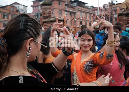 Donne che ballano fuori dal tempio di Pashupatinath, Kathmandu in occasione del festival Teej Foto Stock