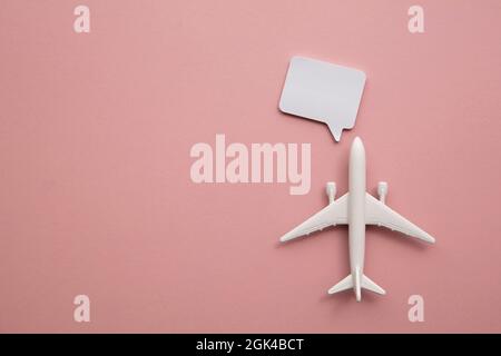 Aeroplano con una bolla vuota del parlato. Feedback sui voli e informazioni sulla comunicazione delle vacanze Foto Stock