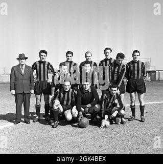 Gunnar Nordahl. 19 ottobre 1921 - 15 settembre 1995. Calciatore svedese, meglio conosciuto per aver giocato nella squadra di calcio italiana AC Milan dal 1949 al 1956. Egli stills detiene il record per gli obiettivi per apparizione in Italia. Nordahl è considerato uno dei più grandi calciatori svedesi di tutti i tempi. Nordahl è diventato il primo calciatore professionista svedese quando è stato trasferito a AC Milan il 22 1949 gennaio. In seguito, si alleò con i suoi partner di sciopero nazionali, Gunnar Gren e Nils Liedholm per formare il famoso trio GRE-No-li, un trio di successo che suonava insieme per l'AC Milan. Pictu Foto Stock