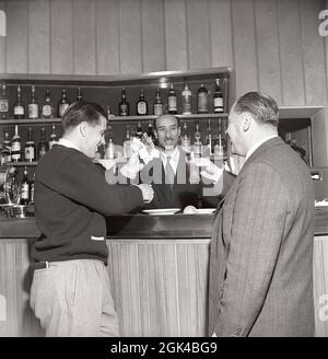 Gunnar Nordahl. 19 ottobre 1921 - 15 settembre 1995. Calciatore svedese, meglio conosciuto per aver giocato nella squadra di calcio italiana AC Milan dal 1949 al 1956. Egli stills detiene il record per gli obiettivi per apparizione in Italia. Nordahl è considerato uno dei più grandi calciatori svedesi di tutti i tempi. Nordahl è diventato il primo calciatore professionista svedese quando è stato trasferito a AC Milan il 22 1949 gennaio. In seguito, si alleò con i suoi partner di sciopero nazionali, Gunnar Gren e Nils Liedholm per formare il famoso trio GRE-No-li, un trio di successo che suonava insieme per l'AC Milan. Pictu Foto Stock