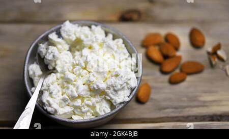 Una ciotola di formaggio caserma e mandorle. Concetto di cibo sano. Pranzo dietetico o colazione. La dieta del keto. Foto Stock