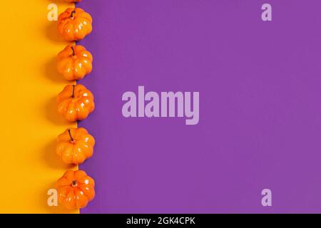 Zucche arancioni su sfondo viola, concetto di Halloween, concetto creativo spazio testo Foto Stock