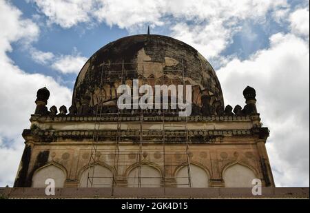 Antica architettura Islamica archi a punta sette tombe cupola e cielo blu Foto Stock