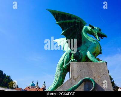 Statua verde del drago che custodisce il ponte del drago sul fiume Lubiana a Lubiana, Slovenia Foto Stock