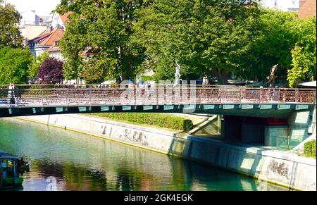 Una scena romantica nell'autunno 2021 con lucchetti d'amore (lucchetti d'amore) su un ponte di vetro sul fiume Lubibljanica in Slovenia Foto Stock