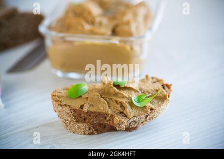 patata di fegato fatta in casa con pane su un tavolo di legno Foto Stock