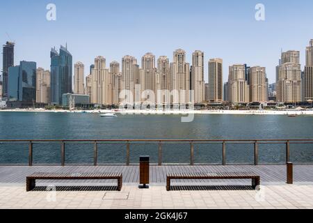 Dubai, Emirati Arabi Uniti, 02/07/2020. Jumeirah Beach Residence skyline con JBR spiaggia, vista da Bluewaters Island e passeggiata. Foto Stock