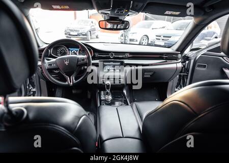 Ucraina, Odessa 8 - 2021 settembre: Interni della moderna auto di lusso Maserati Ghibli. Abitacolo con grande display navigatore, cambio automatico, senza persone. Foto scattata dal sedile posteriore. Foto Stock