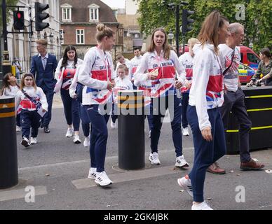 I paralimpiani del team GB arrivano al Parlamento di Londra. Data foto: Lunedì 13 settembre 2021. Foto Stock