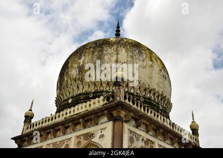 Antica architettura Islamica archi a punta sette tombe cupola e cielo blu Foto Stock