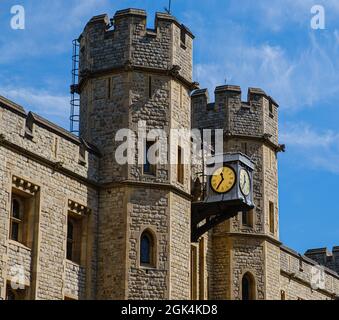 La caserma Waterloo, costruita nel 1078, è uno degli edifici principali della Torre di Londra e ospita i famosi gioielli della corona britannica. Foto Stock