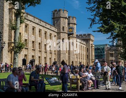 I turisti camminano e si siedono fuori dalla Waterloo Barracks Tower di Londra, Inghilterra. Foto Stock