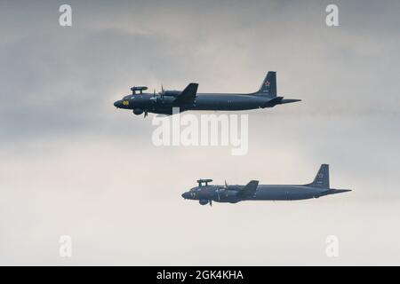 San Pietroburgo, Russia, 25 luglio 2021 sfilata militare due aerei anti-sottomarini il-38 in volo Foto Stock