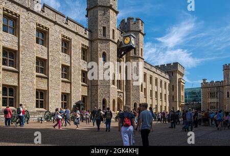 I turisti visitano le caserme di Waterloo, costruite nel 1078, uno degli edifici principali della Torre di Londra e ospita i famosi gioielli della corona britannica. Foto Stock