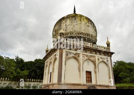 Antica architettura Islamica archi a punta sette tombe cupola e cielo blu Foto Stock
