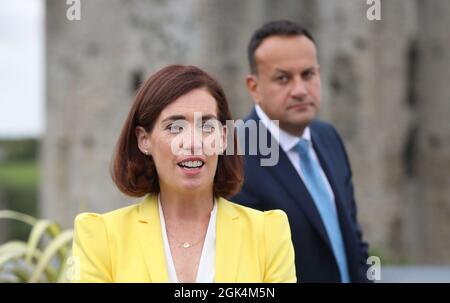 (Da sinistra a destra) Hildegarde Naughton e Tanaiste Leo Varadkar al fine Gael party 'Think in' al Trim Castle Hotel di Co Meath. Data foto: Lunedì 13 settembre 2021. Foto Stock