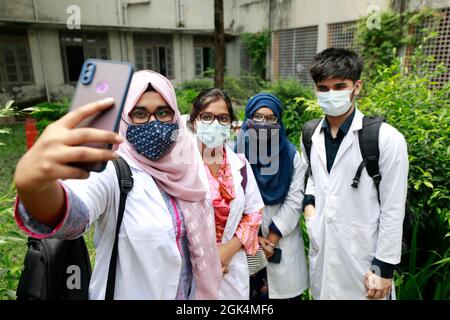 Dhaka, Bangladesh - 13 settembre 2021: Studenti nel campus dopo l'orientamento del corso MBBS al Dhaka Medical College. Tutti i college medici in Foto Stock