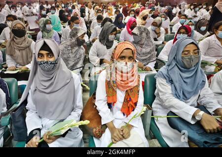 Dhaka, Bangladesh - 13 settembre 2021: Studenti nel campus dopo l'orientamento del corso MBBS al Dhaka Medical College. Tutti i college medici in Foto Stock