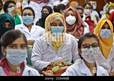 Dhaka, Bangladesh - 13 settembre 2021: Studenti nel campus dopo l'orientamento del corso MBBS al Dhaka Medical College. Tutti i college medici in Foto Stock