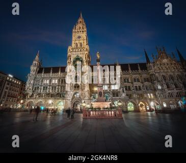 Nuovo municipio (Neues Rathaus) in piazza Marienplatz di notte - Monaco, Baviera, Germania Foto Stock