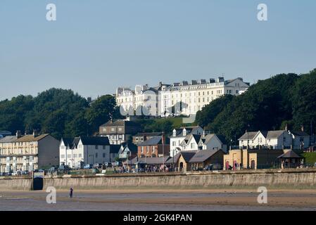 Le case vittoriane di fronte a Filey Beach, North Yorkshire costa orientale, occupato con vacanzieri, nord Inghilterra, Regno Unito Foto Stock