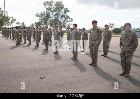 Jake Ellwood, il comandante della Joint Task Force 660, premia le ali onorarie del paracadute australiano ai paracadutisti dell'esercito degli Stati Uniti con il terzo battaglione, il 509° reggimento di fanteria del paracadutismo, il 4° team di combattimento delle Brigate di fanteria (Airborne), la 25° divisione di fanteria, Durante una cerimonia di premiazione come parte dell'esercitazione Talisman Saber 21 a Lavarack Barracks in Townsville, Queensland, Australia, 1 agosto 2021. I paracadutisti dell'Esercito degli Stati Uniti si sono guadagnati le ali onorarie australiane del paracadute il 28 luglio 2021, dove hanno condotto un'operazione di paracadute per garantire "Drop zone Kangaroo" vicino Charter Towers, Queens Foto Stock