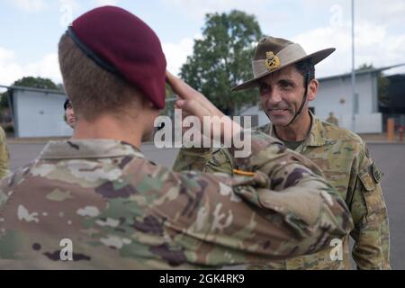 Jake Ellwood, il comandante della Joint Task Force 660, premia le ali onorarie del paracadute australiano ai paracadutisti dell'esercito degli Stati Uniti con il terzo battaglione, il 509° reggimento di fanteria del paracadutismo, il 4° team di combattimento delle Brigate di fanteria (Airborne), la 25° divisione di fanteria, Durante una cerimonia di premiazione come parte dell'esercitazione Talisman Saber 21 a Lavarack Barracks in Townsville, Queensland, Australia, 1 agosto 2021. I paracadutisti dell'Esercito degli Stati Uniti si sono guadagnati le ali onorarie australiane del paracadute il 28 luglio 2021, dove hanno condotto un'operazione di paracadute per garantire "Drop zone Kangaroo" vicino Charter Towers, Queens Foto Stock